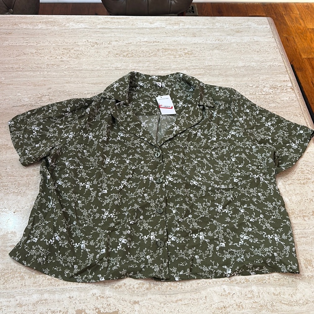 NWT BP Green / White flower Short Sleeve Button Up Shirt Top (Size 1X)